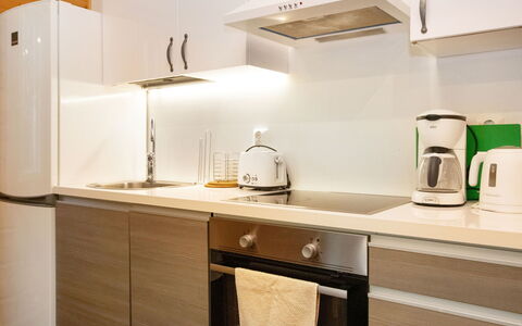 Ahma: Køkken Apparat, Køkken, Countertop, Cabinetry, Større Bandage, Indretning, Møbel, Gulvbelægning, Træ, Husholdningsapparat
