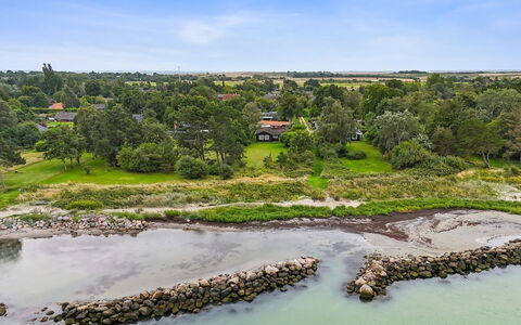 Kjell - 25M from the Sea: Blå, Busk, Sommerhus, Bunddække, Have, Estate, Skygge, Landscaping, Stuehus, Eco Hotel