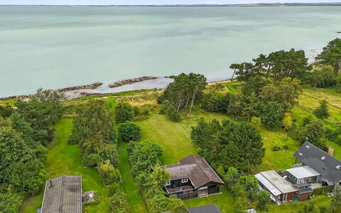 Kjell - 25M from the Sea: Blå, Busk, Sommerhus, Bunddække, Have, Estate, Skygge, Landscaping, Stuehus, Eco Hotel