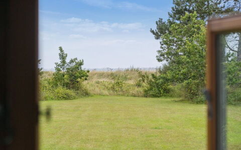 Kjell - 25M from the Sea: Blå, Busk, Sommerhus, Bunddække, Have, Estate, Skygge, Landscaping, Stuehus, Eco Hotel