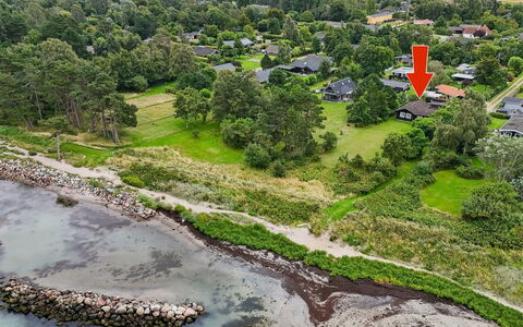 Kjell - 25M from the Sea: Blå, Busk, Sommerhus, Bunddække, Have, Estate, Skygge, Landscaping, Stuehus, Eco Hotel