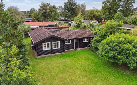 Kjell - 25M from the Sea: Blå, Busk, Sommerhus, Bunddække, Have, Estate, Skygge, Landscaping, Stuehus, Eco Hotel