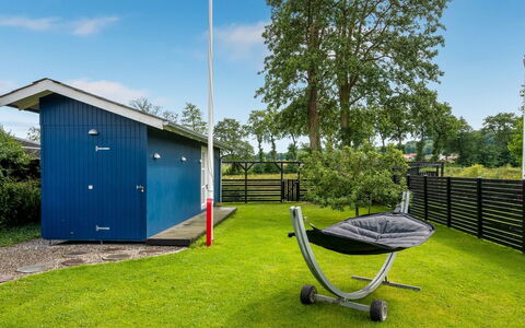 Urda - 50M from the Sea: Lawn, Skygge, Have, Sidespor, Skur, Gård, Garden Bygninger, Design, Kunstgræs, Landscaping