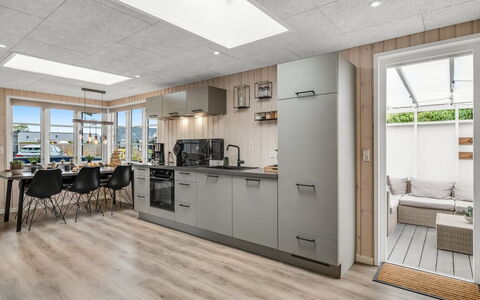 Urda - 50M from the Sea: Gulvbelægning, Indretning, Træ, Loft, Etage, Køkken, Møbel, Lejlighed, Countertop, Værelse