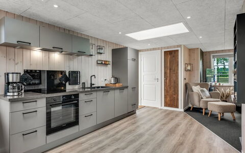 Urda - 50M from the Sea: Træ, Loft, Gulvbelægning, Køkken, Indretning, Møbel, Etage, Værelse, Lejlighed, Countertop