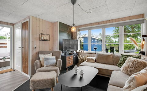 Urda - 50M from the Sea: Træ, Møbel, Indretning, Couch, Gulvbelægning, Etage, Stue, Loft, Værelse