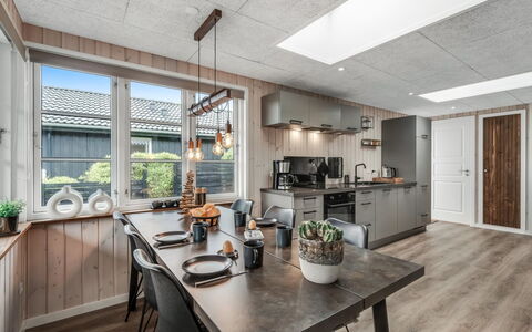 Urda - 50M from the Sea: Træ, Køkken, Countertop, Loft, Møbel, Hårdttræ, Bejdse, Husholdningsapparat, Cabinetry, Stol