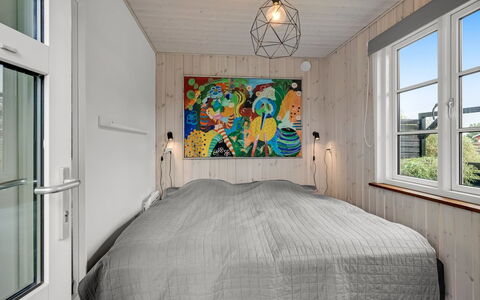 Urda - 50M from the Sea: Træ, Indretning, Gulvbelægning, Etage, Soveværelse, Loft, Værelse, Møbel, Seng, Bejdse