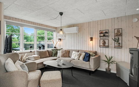 Urda - 50M from the Sea: Loft, Indretning, Træ, Møbel, Lysarmatur, Gulvbelægning, Etage, Belysning, Hjem, Stue