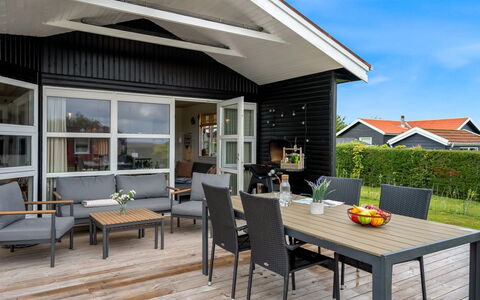 Dragan - 50M from the Sea: Tag, Hus, Hjem, Sommerhus, Dør, Sidespor, Dæk, Veranda, Planke, Hårdttræ