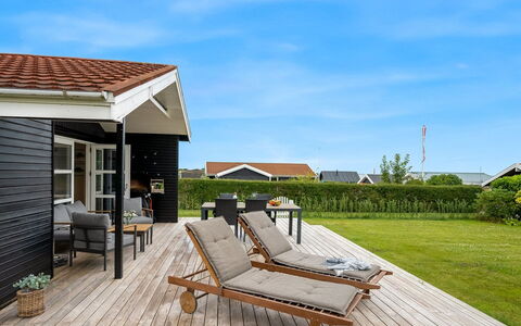 Dragan - 50M from the Sea: Tag, Hus, Hjem, Sommerhus, Dør, Sidespor, Dæk, Veranda, Planke, Hårdttræ