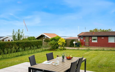 Dragan - 50M from the Sea: Skygge, Sommerhus, Hårdttræ, Planke, Estate, Dæk, Gård, Udendørs Bord, Landscaping, Udendørs Møbler