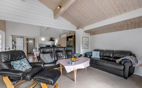 Blesse - 500M to the Fjord: Indretning, Træ, Møbel, Loft, Couch, Stue, Gulvbelægning, Hjem, Etage, Værelse