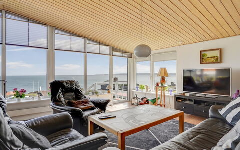 Fani - 150M from the Sea: Møbel, Træ, Indretning, Etage, Loft, Gulvbelægning, Couch, Hjem, Stue, Trægulve