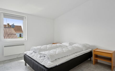 Fani - 150M from the Sea: Soveværelse, Træ, Etage, Seng, Gulvbelægning, Sengetøj, Sengetøj, Loft, Indretning, Bed Frame