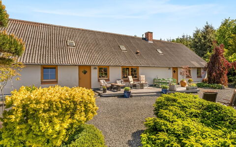 Elia - 5Km to the Fjord: Hjem, Tag, Hus, Dør, Sommerhus, Skygge, Have, Bunddække, Veranda, Gård