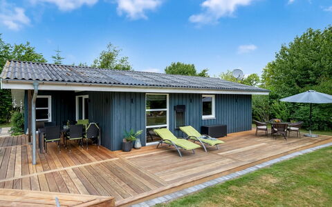 Ellie - 500M from the Sea: Sommerhus, Backyard, Gård, Garden Bygninger, Skur, Sidespor, Udendørs Møbler, Bjælkehytte, Udendørs Struktur, Hytte