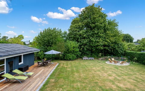 Ellie - 500M from the Sea: Sommerhus, Backyard, Gård, Garden Bygninger, Skur, Sidespor, Udendørs Møbler, Bjælkehytte, Udendørs Struktur, Hytte