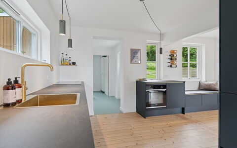 Hermine - 250M from the Sea: Gulvbelægning, Træ, Indretning, Køkken, Etage, Loft, Countertop, Lysarmatur, Møbel, Belysning