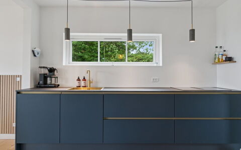 Hermine - 250M from the Sea: Indretning, Køkken, Gulvbelægning, Countertop, Køkken Apparat, Cabinetry, Lysarmatur, Husholdningsapparat, Maling