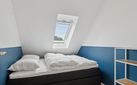 Hermine - 250M from the Sea: Blå, Etage, Gulvbelægning, Soveværelse, Sengetøj, Bed Frame, Sengetøj, Bejdse, Hårdttræ, Seng