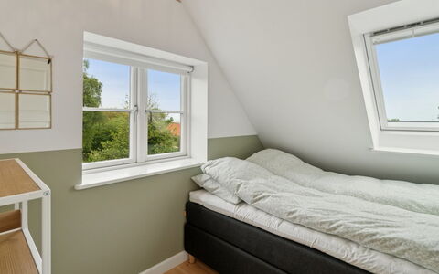 Hermine - 250M from the Sea: Træ, Gulvbelægning, Soveværelse, Indretning, Etage, Seng, Loft, Sengetøj, Hjem, Bed Frame