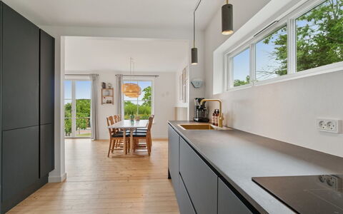 Hermine - 250M from the Sea: Gulvbelægning, Køkken, Indretning, Countertop, Træ, Etage, Cabinetry, Loft, Møbel, Hjem
