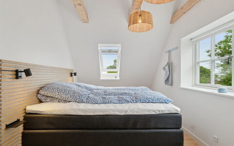 Hermine - 250M from the Sea: Soveværelse, Træ, Seng, Sengetøj, Etage, Gulvbelægning, Indretning, Møbel, Sengetøj, Sengetøj