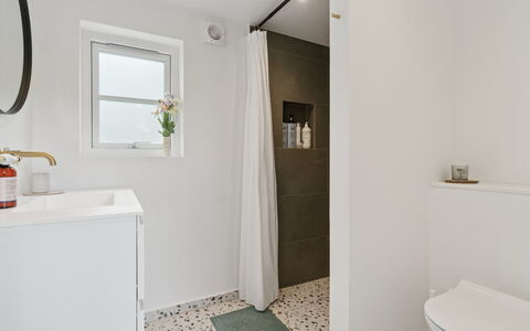 Hermine - 250M from the Sea: Gulvbelægning, Badeværelse, Væg, Etage, Indretning, Sanitærarmatur, Toilet, Loft, Toiletbræt, Vvs