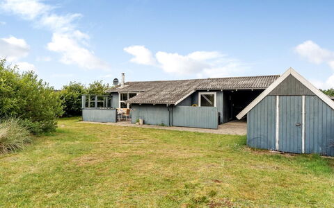 Claudine - 700M from the Sea: Bygning, Hus, Boligområde, Hjem, Busk, Tag, Sommerhus, Estate, Have