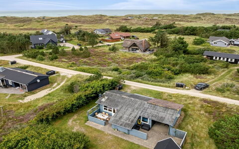 Claudine - 700M from the Sea: Bygning, Hus, Boligområde, Hjem, Busk, Tag, Sommerhus, Estate, Have