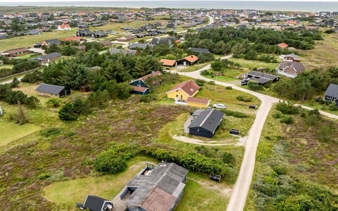 Claudine - 700M from the Sea: Bygning, Hus, Boligområde, Hjem, Busk, Tag, Sommerhus, Estate, Have