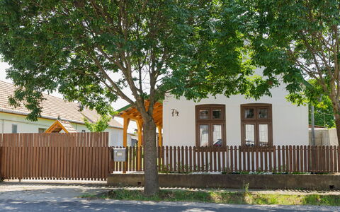 Goggola: Træ, Bygning, Hus, Boligområde, Hjem, Menneskelig Bosættelse, Hegn, Dør, Sommerhus, Stakit