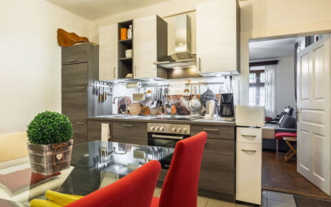 Goggola: Møbel, Køkken, Køkken Apparat, Countertop, Cabinetry, Indretning, Større Bandage, Gulvbelægning, Lejlighed, Belysning