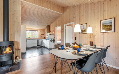 Anelise - 800M to the Fjord: Træ, Indretning, Gulvbelægning, Loft, Etage, Værelse, Møbel, Trægulve, Hårdttræ, Stue