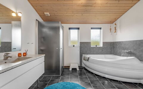 Anelise - 800M to the Fjord: Gulvbelægning, Indretning, Sanitærarmatur, Loft, Etage, Håndvask, Vvs, Tap, Badeværelse, Hjem
