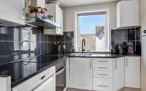 Paale - 208M from the Sea: Køkken, Køkken Apparat, Countertop, Cabinetry, Større Bandage, Husholdningsapparat, Indretning, Gulvbelægning, Håndvask, Køkkenvask