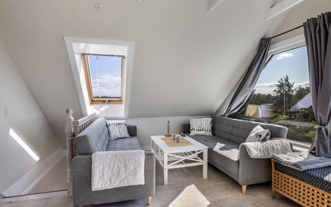 Paale - 208M from the Sea: Møbel, Træ, Gulvbelægning, Indretning, Hjem, Etage, Couch, Stue, Trægulve, Værelse