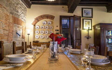 Country Historical House Lucca: Møbel, Indretning, Bord, Loft, Træ, Gulvbelægning, Stol, Spisestue, Lysarmatur, Køkken & Spisebord