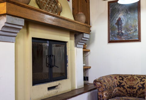 Country Historical House Lucca: Træ, Indretning, Gulvbelægning, Møbel, Etage, Værelse, Billedramme, Stue, Hearth, Bejdse