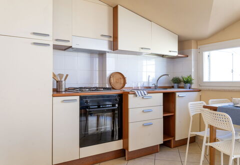 Sweet Conero: Køkken Apparat, Køkken, Større Bandage, Træ, Gulvbelægning, Countertop, Cabinetry, Indretning, Etage, Møbel