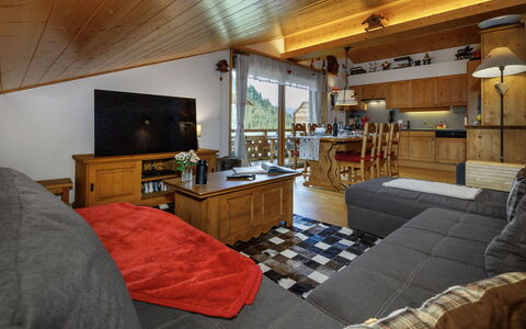 Mon Abri B: Møbel, Indretning, Couch, Gulvbelægning, Loft, Træ, Television, Stue, Værelse, Etage