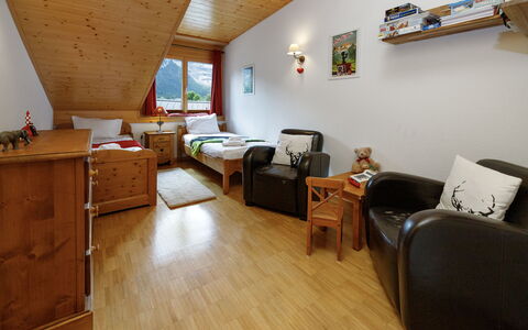 Mon Abri B: Møbel, Indretning, Loft, Værelse, Stol, Cabinetry, Hårdttræ, Klarlak, Bejdse, Trægulve