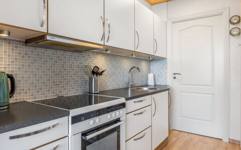 Kjera - 2.4Km from the Sea: Køkken, Countertop, Køkken Apparat, Cabinetry, Større Bandage, Gulvbelægning, Træ, Indretning, Håndvask, Sanitærarmatur