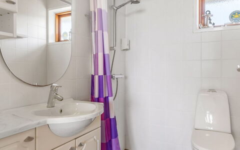 Kjera - 2.4Km from the Sea: Badeværelse, Sanitærarmatur, Gulvbelægning, Indretning, Etage, Badeværelsesvask, Håndvask, Toilet, Tap, Toiletbræt