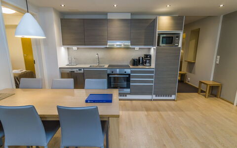 Ruka Ski Chalets Ii Huoneisto 2605: Møbel, Gulvbelægning, Indretning, Køkken, Etage, Træ, Countertop, Trægulve, Stol, Værelse