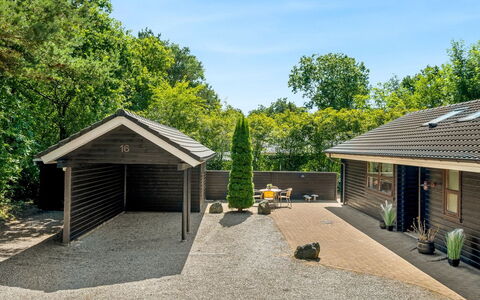 Lillebror - 12Km from the Sea: Træ, Tag, Hjem, Hus, Sommerhus, Sidespor, Dør, Have, Garage, Skygge