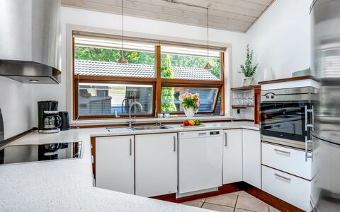 Lillebror - 12Km from the Sea: Køkken, Countertop, Indretning, Køkken Apparat, Gulvbelægning, Træ, Loft, Cabinetry, Større Bandage, Etage