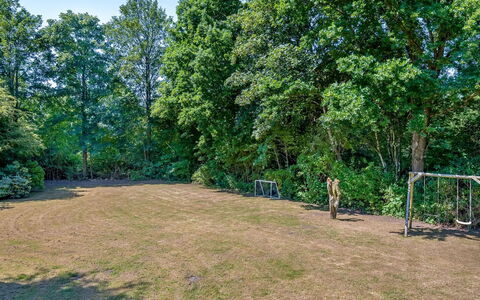 Lillebror - 12Km from the Sea: Blå, Træ, Græs, Sommer, Busk, Land Lot, Skygge, Have, Lawn