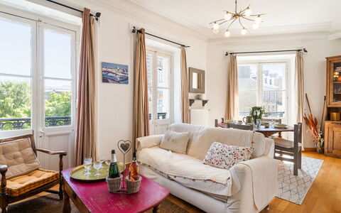 Le Cosy: Møbel, Udendørs Møbler, Udendørs Bord, Stol, Metal, Altan, Hegn, Skygge, Hårdttræ, Bejdse